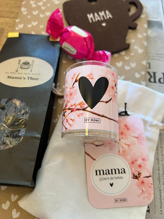 Moederdag theepakket met mama's thee wenskaarsje en chocolade