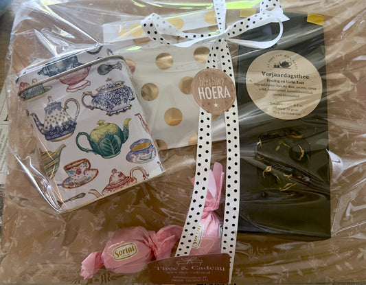 Verjaardagspakket Theepakket met verjaardagsthee, theeblikje en chocolade