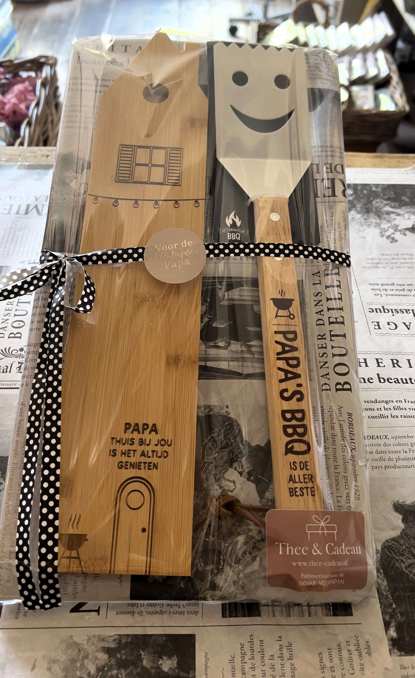Papa's cadeaupakket met borrelplank en bbq spatel