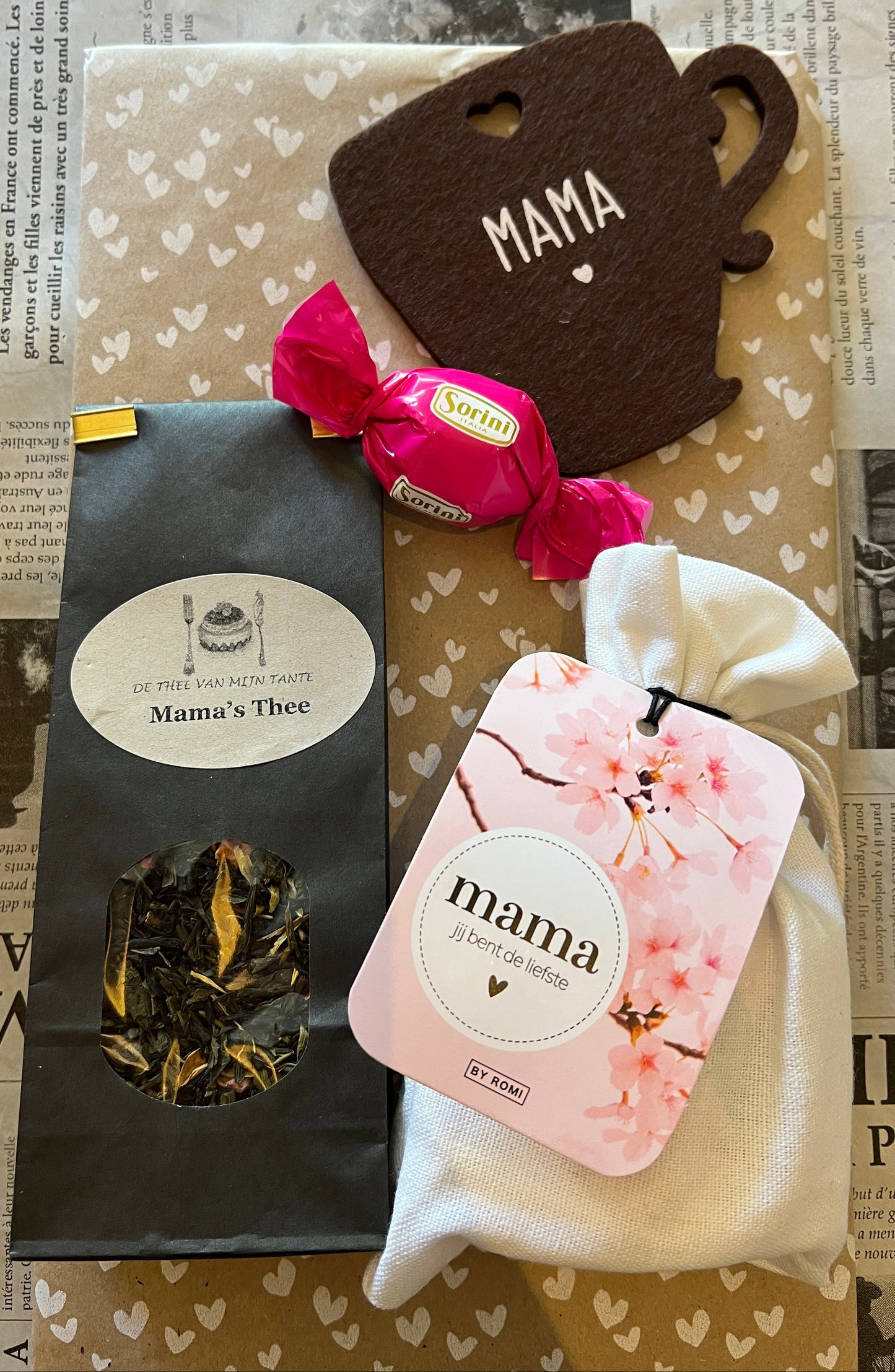Moederdag theepakket met mama's thee wenskaarsje en chocolade