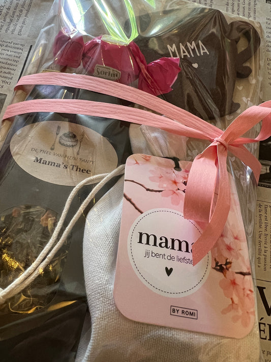 Moederdag theepakket met mama's thee wenskaarsje en chocolade